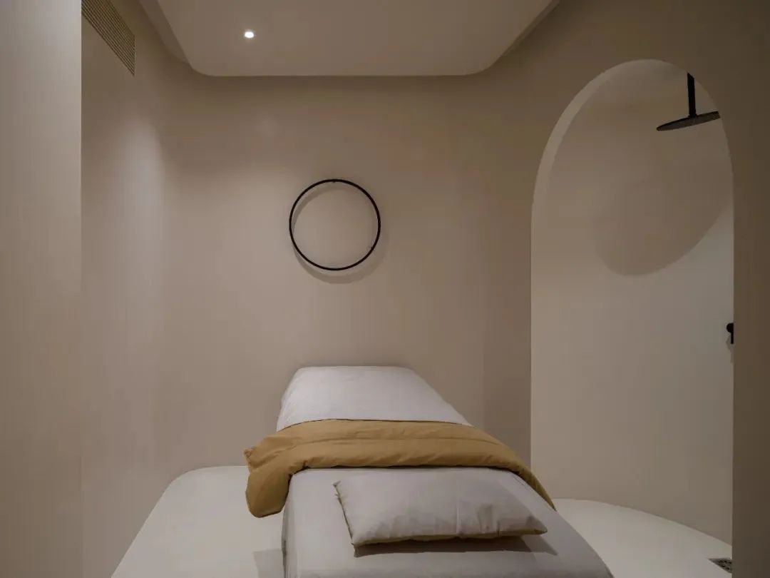 法式奶油风装修美容院,优雅净白空间设计