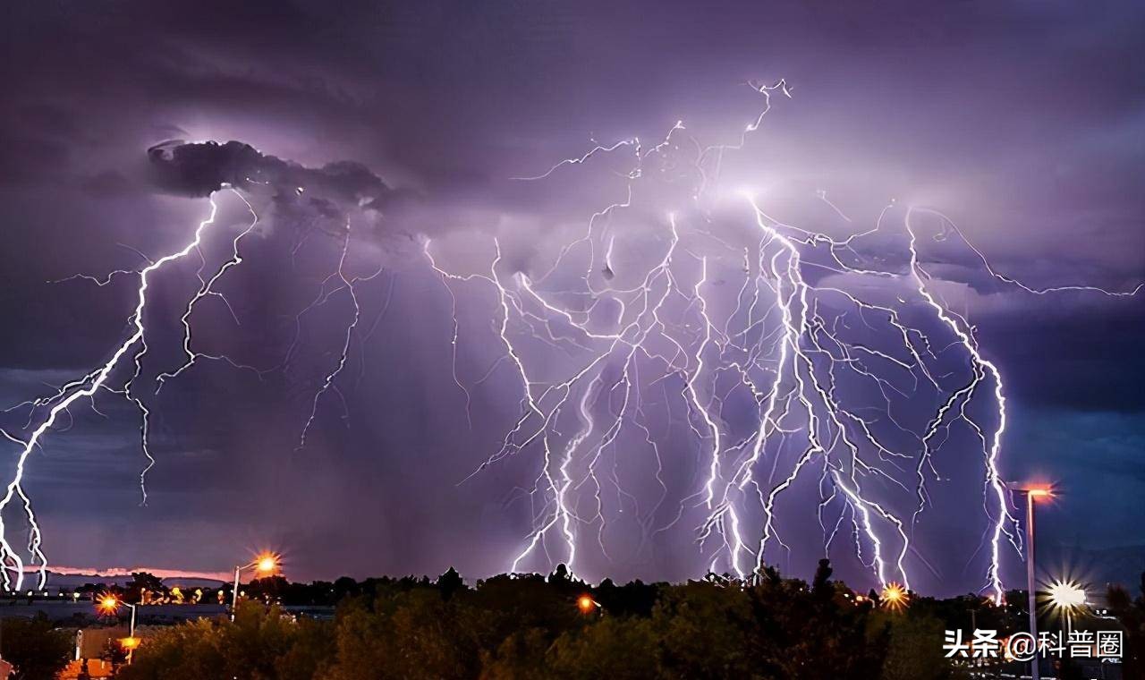 闪电的威力到底有多大劈到人,闪电的可怕威力