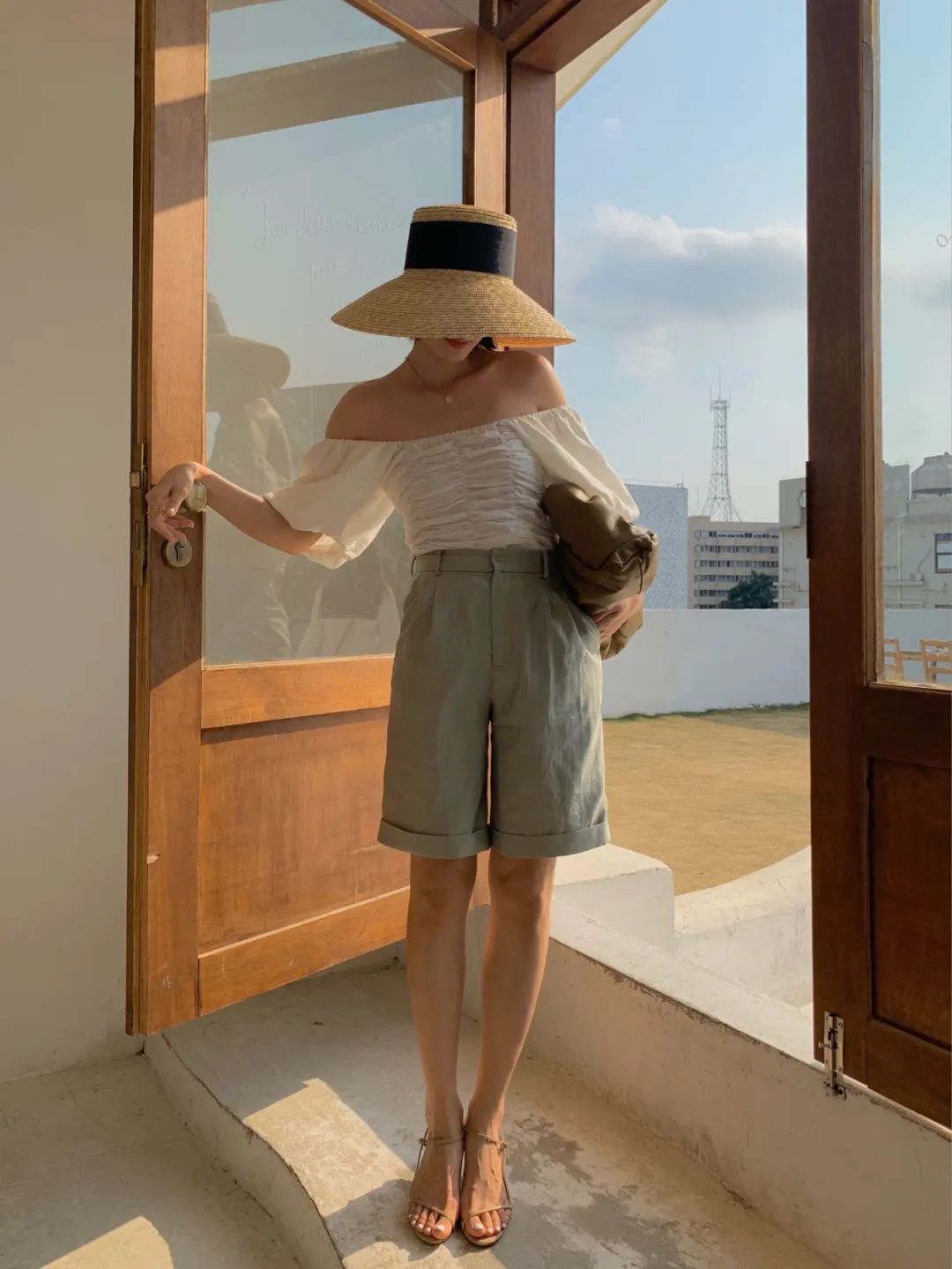 今年最流行的穿搭冬季短裤,时髦百慕大短裤穿搭