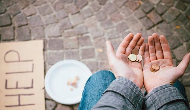 乞丐进店讨钱要给吗,乞丐进店要钱客人被吓跑后续