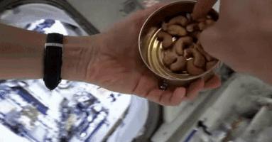 吃夜宵最容易发胖的两个原因,吃宵夜真的更容易长胖吗