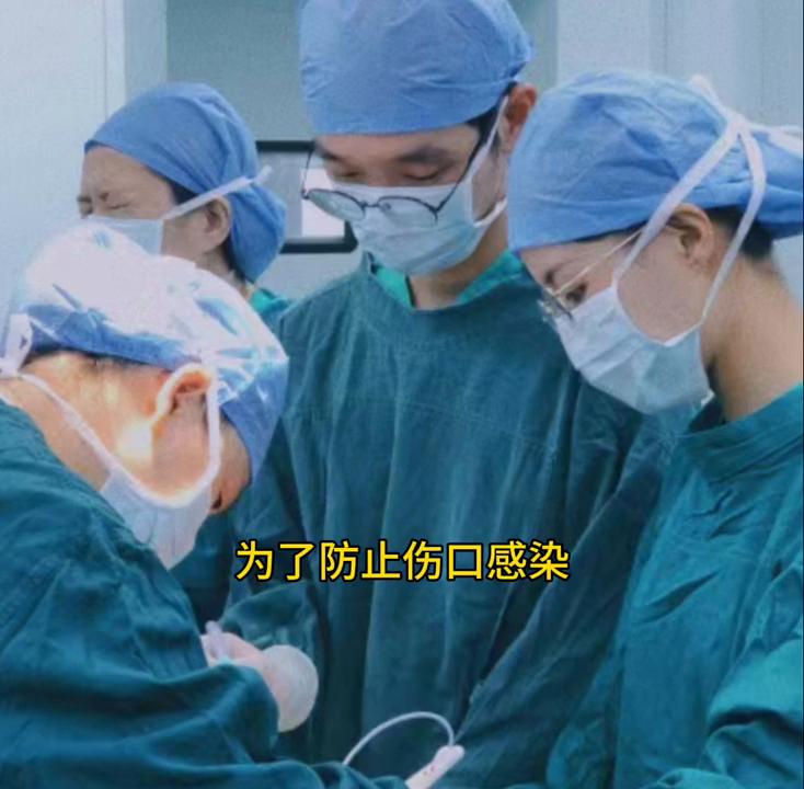 男子手掌被砸碎强忍不哭,男子手掌被千斤顶砸碎震惊医生