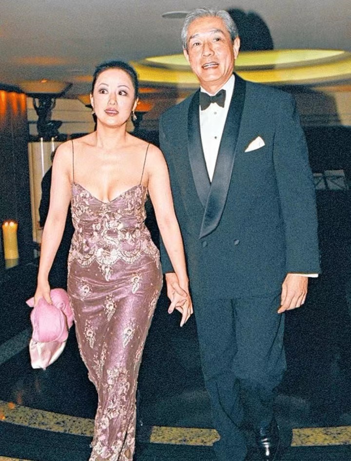 世纪大翻盘，钟镇涛前妻从欠2.5亿到百亿带货女王，经历了什么？