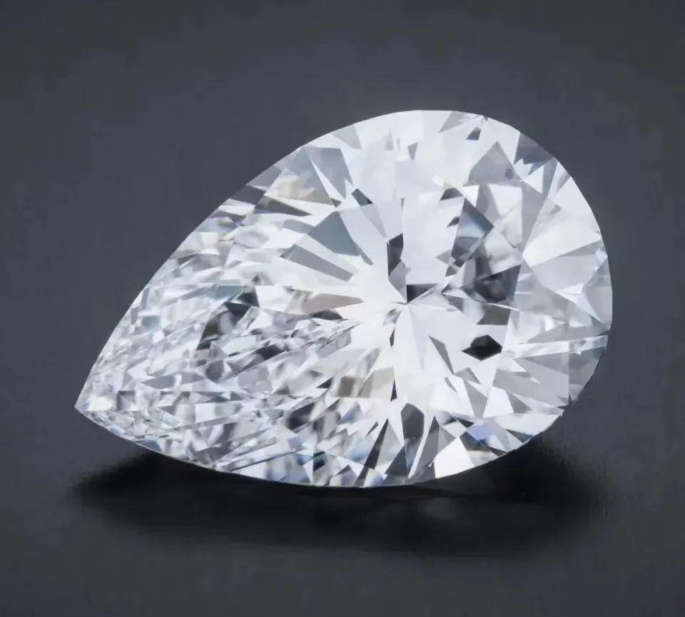 用毕生的积蓄给美女买钻戒,11颗梨形钻石