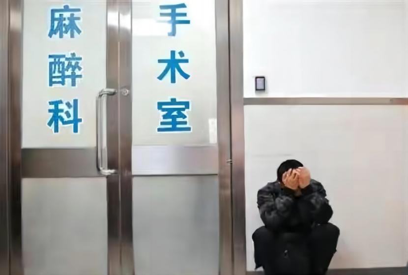 男子负债照顾植物人女友,男子举债20万照顾植物人女友