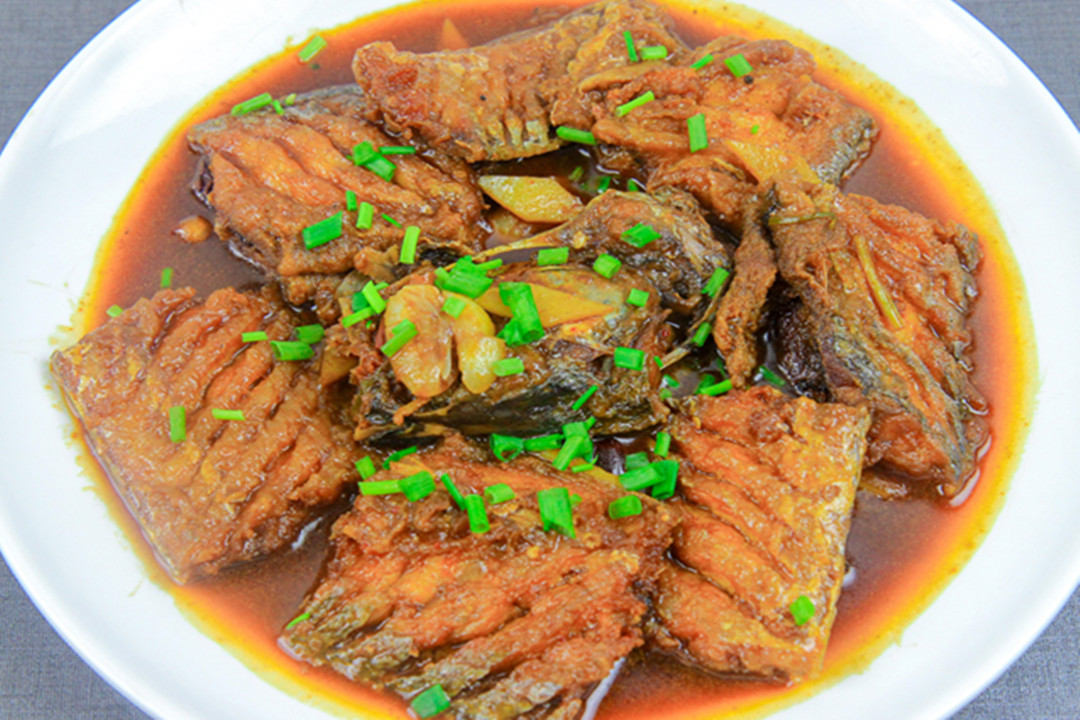 买带鱼时红眼与黄眼有什么区别,带鱼身体中有硬石头是啥