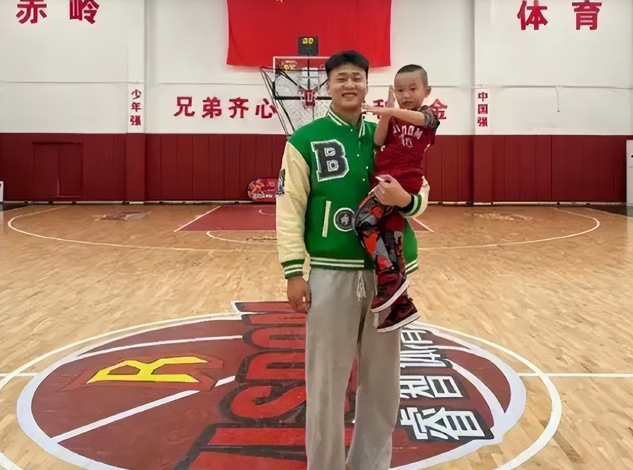 赵睿和他爸妈拍照片,赵睿跟小男孩合影