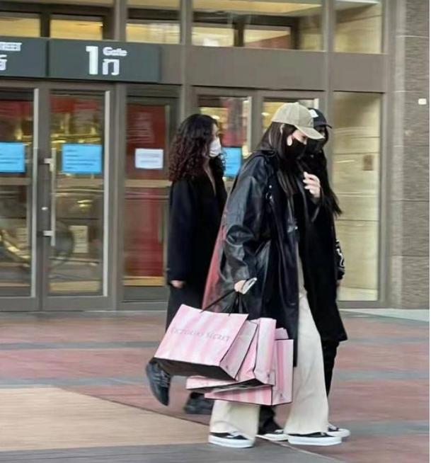 杨幂出街被路人说太美了,杨幂独自一人逛街