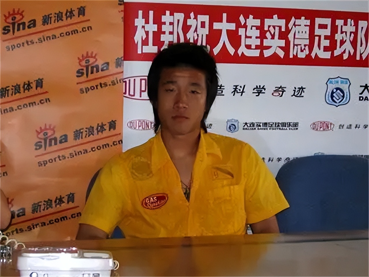 落魄的前大连国脚，与娇妻离异独自抚养女儿，为生计不惜当司机