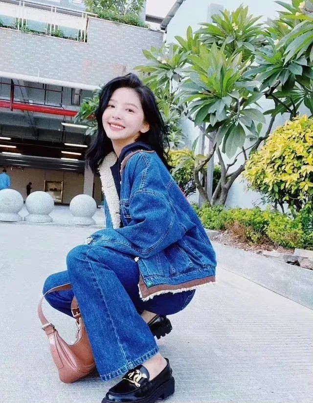 秋款牛仔外套怎么穿好看又时尚,秋天大版牛仔外套怎么搭配好看