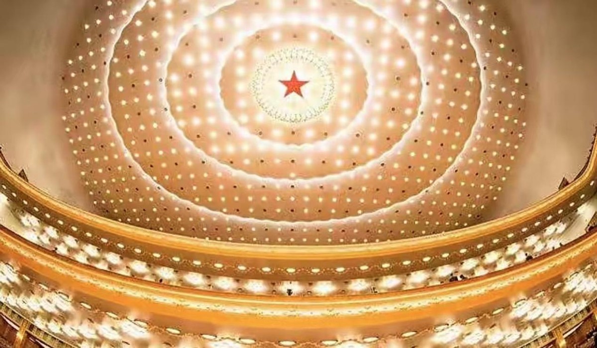 1959年人民大会堂落成，毛主席看着天花板笑问：这是谁的主意