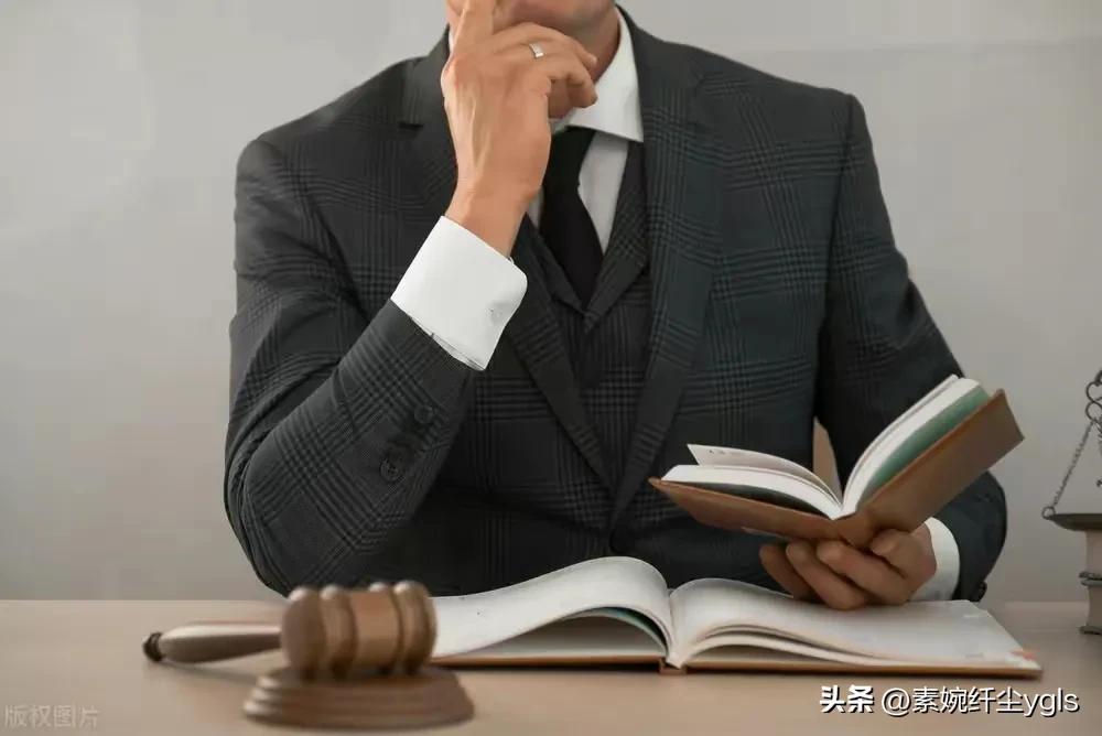 学生在学校运动比赛中碰伤谁负责,学校比赛拉伤了学校是否承担责任