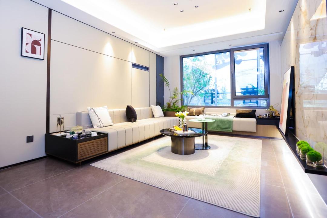 近1000人挤在朗丽兹西山花园酒店,越秀是真秀