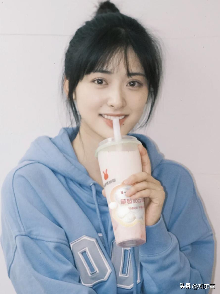 冬天披发好看又显脸小的发型,冬季干净利落减龄的发型