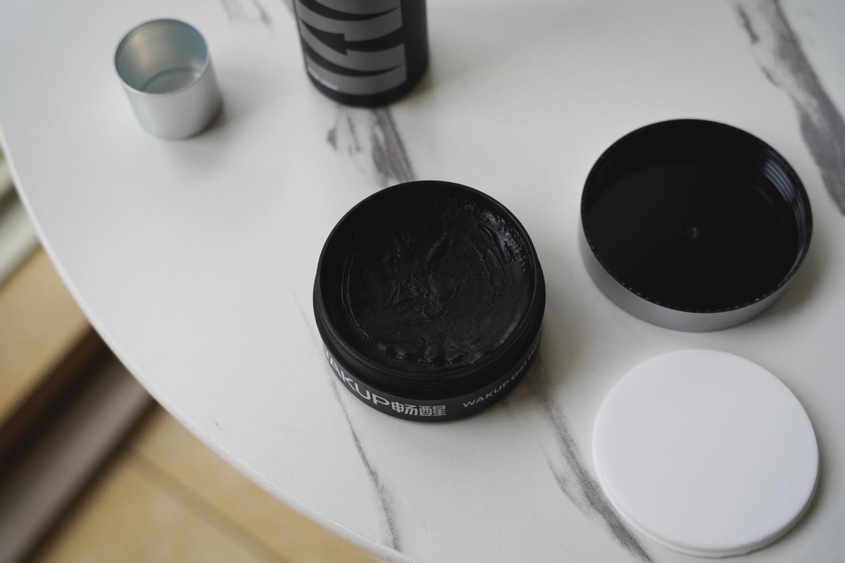 发蜡凝固了怎么处理干净头发,发质干枯毛躁去理发店怎么改善