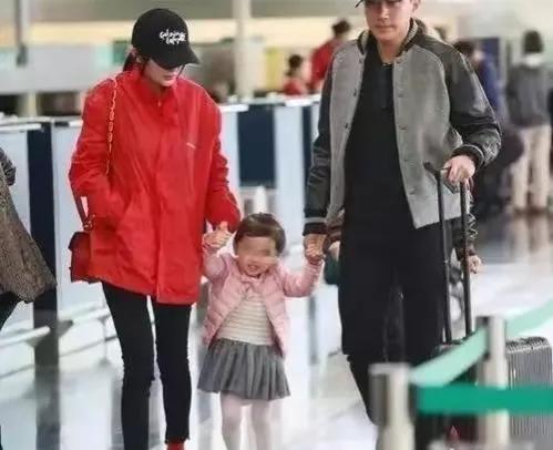 杨幂和父母去看糯米,杨幂回香港看望女儿小糯米