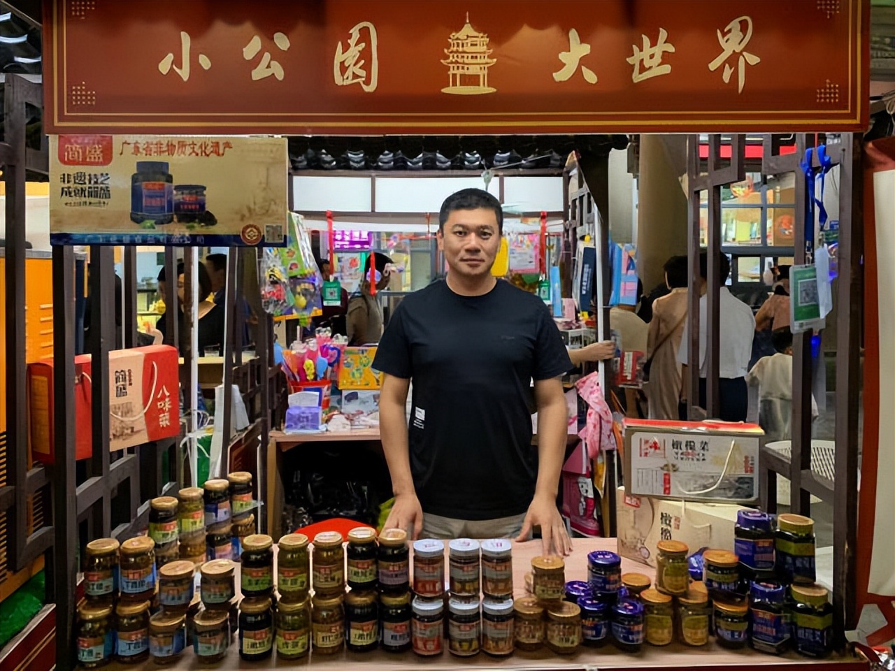 他从经营一家杂咸铺开始，成就香港橄榄菜江湖传说