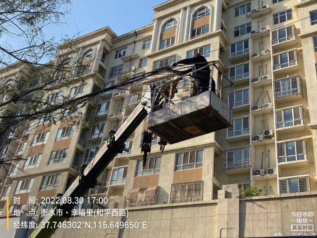 创城工作清除多余垃圾美化环境,创城清理窗户堆积物