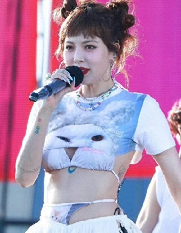 丁字裤、露下乳？这4名女明星肆无忌惮，将“诱惑”玩出了新花样