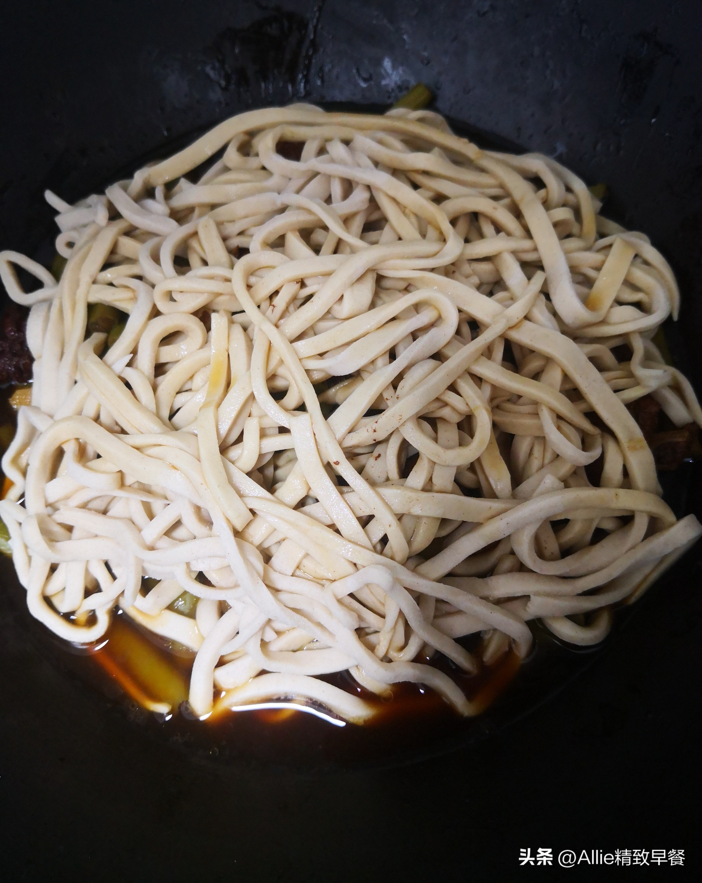 砂锅焖面老是粘锅怎么回事,豆角土豆西红柿焖面不会粘锅