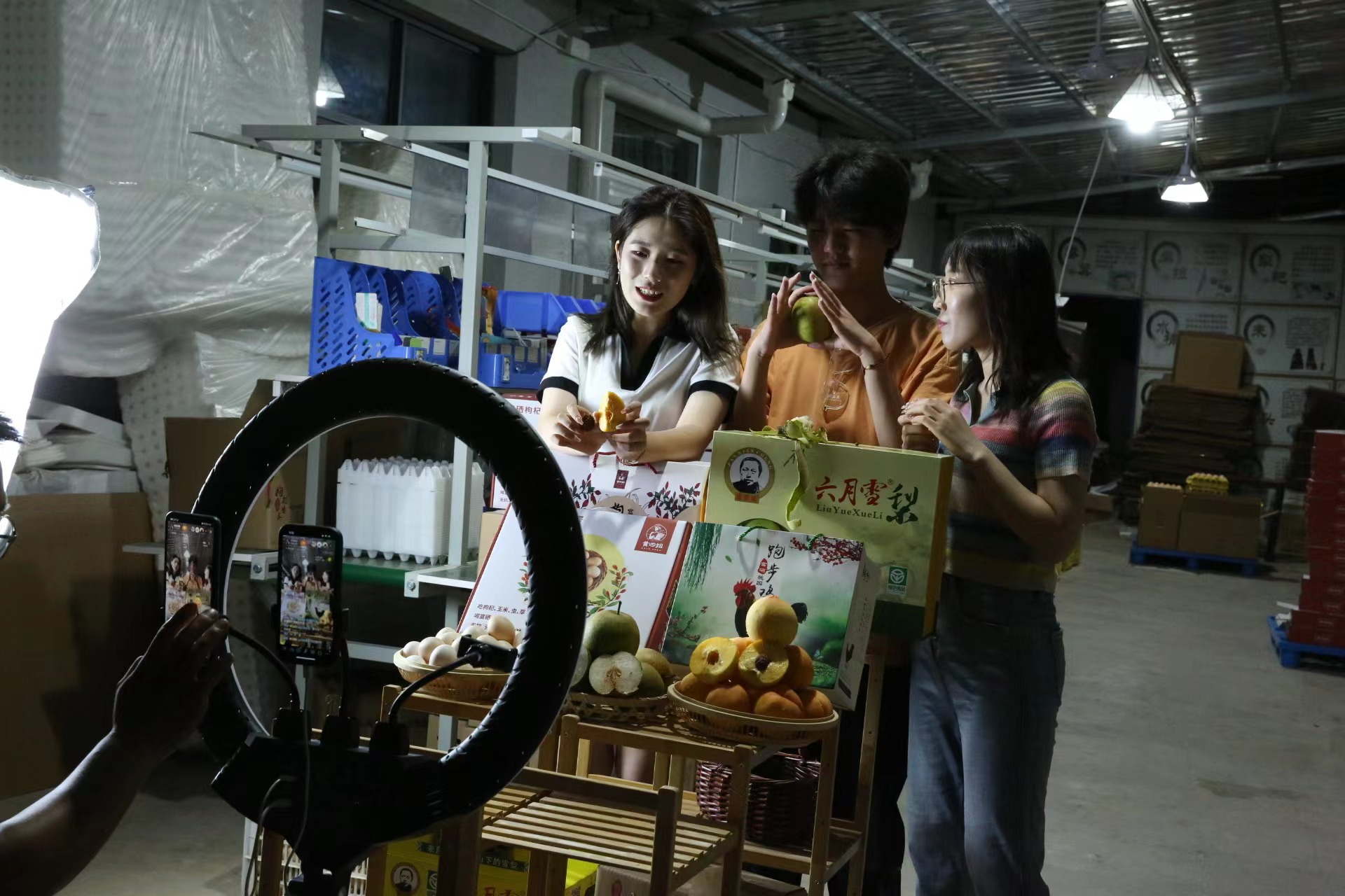 辛巴助力贫困学子圆梦象牙塔，华中农大直播助农走进乡村田间地头