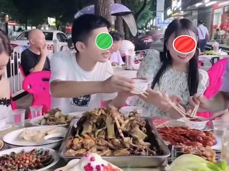 男子带2个前女友一起吃饭,男子带俩美女吃饭