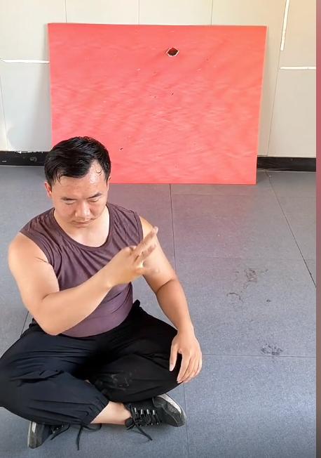 小伙模仿电影练成摘叶飞花,东方不败的飞花神功