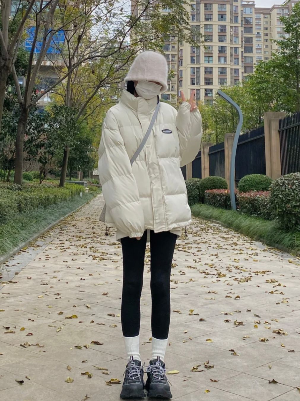 鲨鱼裤搭配长款羽绒服视频,冬天鲨鱼裤穿搭技巧