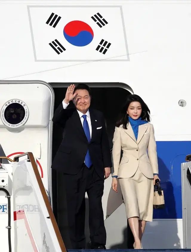 韩国第一夫人穿军装抢风头,韩国第一夫人穿军装被批