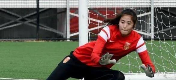中国女足第一颜值赵丽娜,中国女足球守门员赵丽娜球技