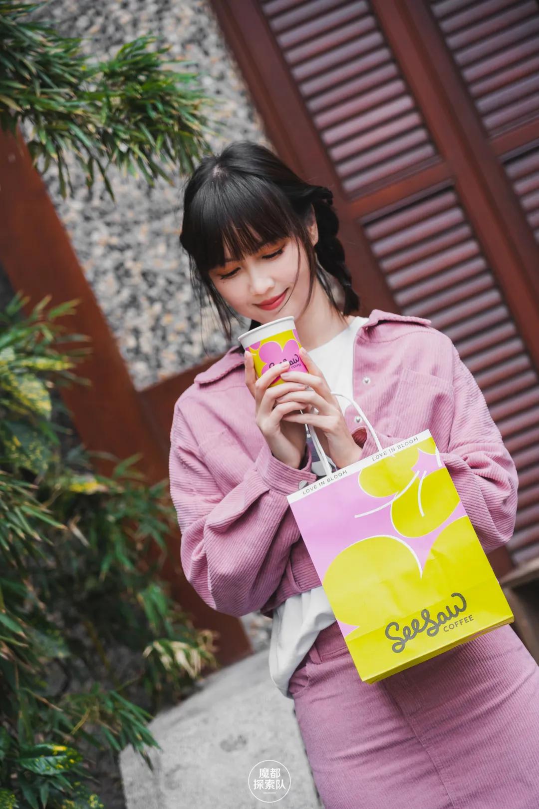 上饿了么搜“桃花季”，来SeesawCoffee领取你的「春日桃花」