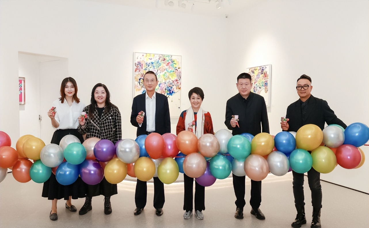 奚梦瑶晒与老公何猷君合照照片,奚梦瑶与何猷君出席家族活动