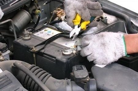 蓄电池维护与保养的重要性,免维护蓄电池和铅酸电池使用寿命