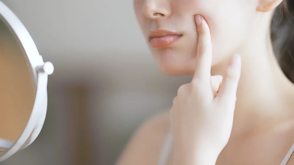 皮肤干燥怎么补水锁水,脸过敏干燥起皮紧绷发红怎么护肤