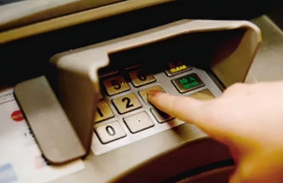 银行卡突然多出一笔钱你会怎么办,银行卡忽然多一笔钱会有什么影响