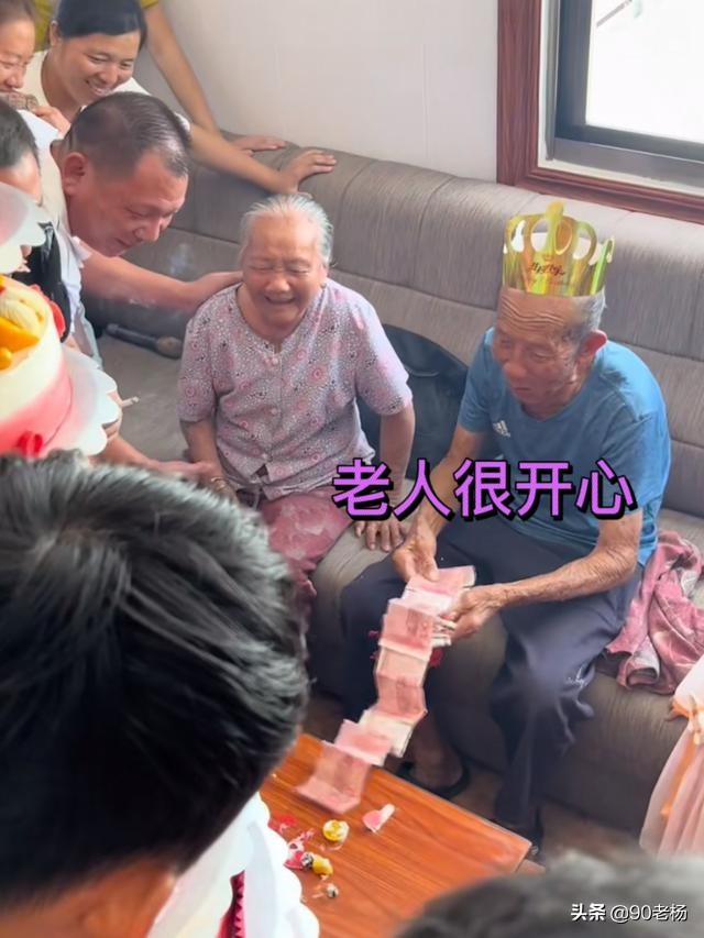 一个10层大蛋糕引起争议，广东老人生日孩子送来蛋糕，大可不必？