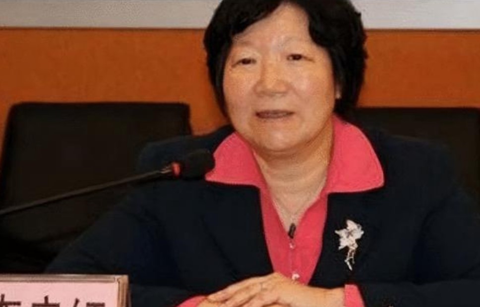 “无知女贪”李启红：炒股4个月敛财1983万元，判11年罚2000万