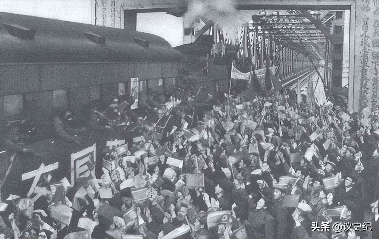 78岁老人被儿媳赶出家门，真实身份暴露后，政府直接送来30万津贴