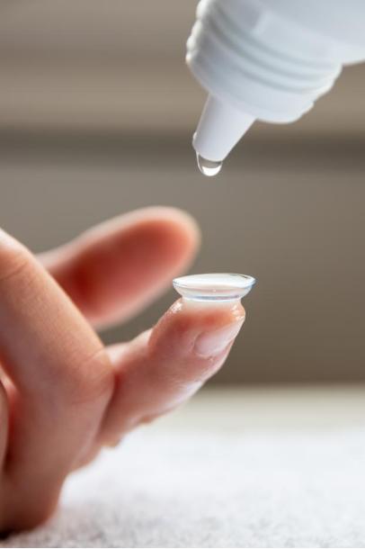 经常戴隐形眼镜发现眼睛发黄,长期戴隐形眼镜会视网膜脱落吗