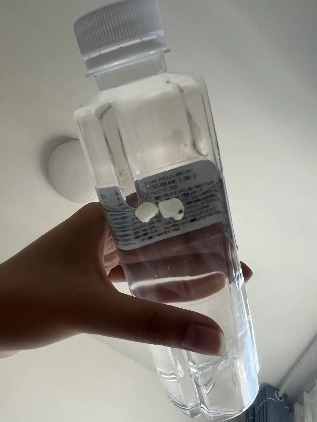 我为打蚊子站上凳子，结果两颗门牙说了拜拜