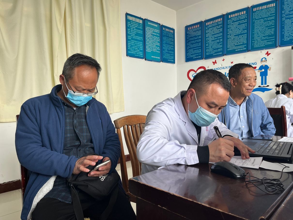 只因搭错车来到六盘水他用正骨疗法造福患者