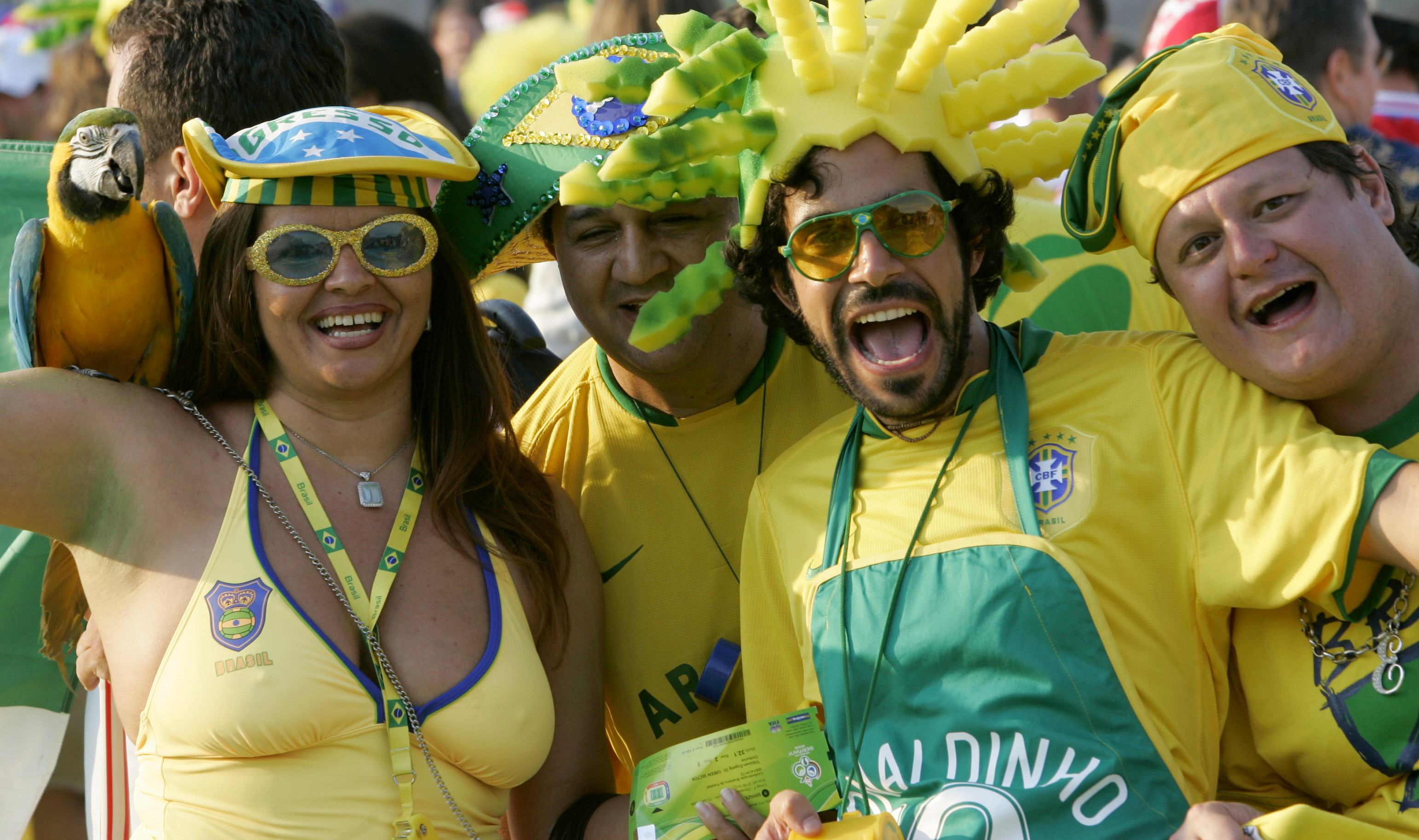 球迷助威世界杯帽子,看世界杯球迷们的装扮