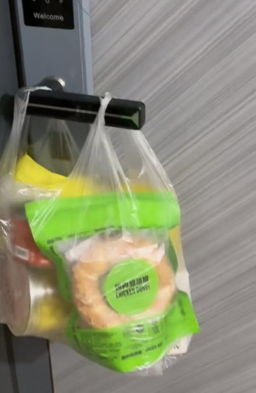 小姐姐和邻居小狗发展迅速，几天后竟然都“滚床单”啦~