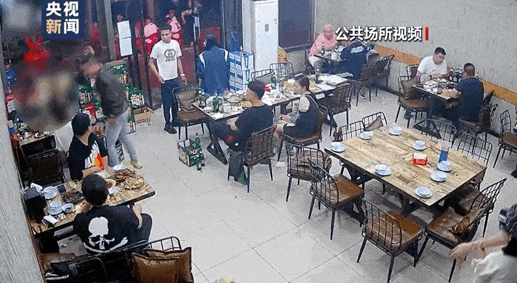 还原唐山某烧烤店打人案侦办经过，警方讯问陈某志视频首次公开