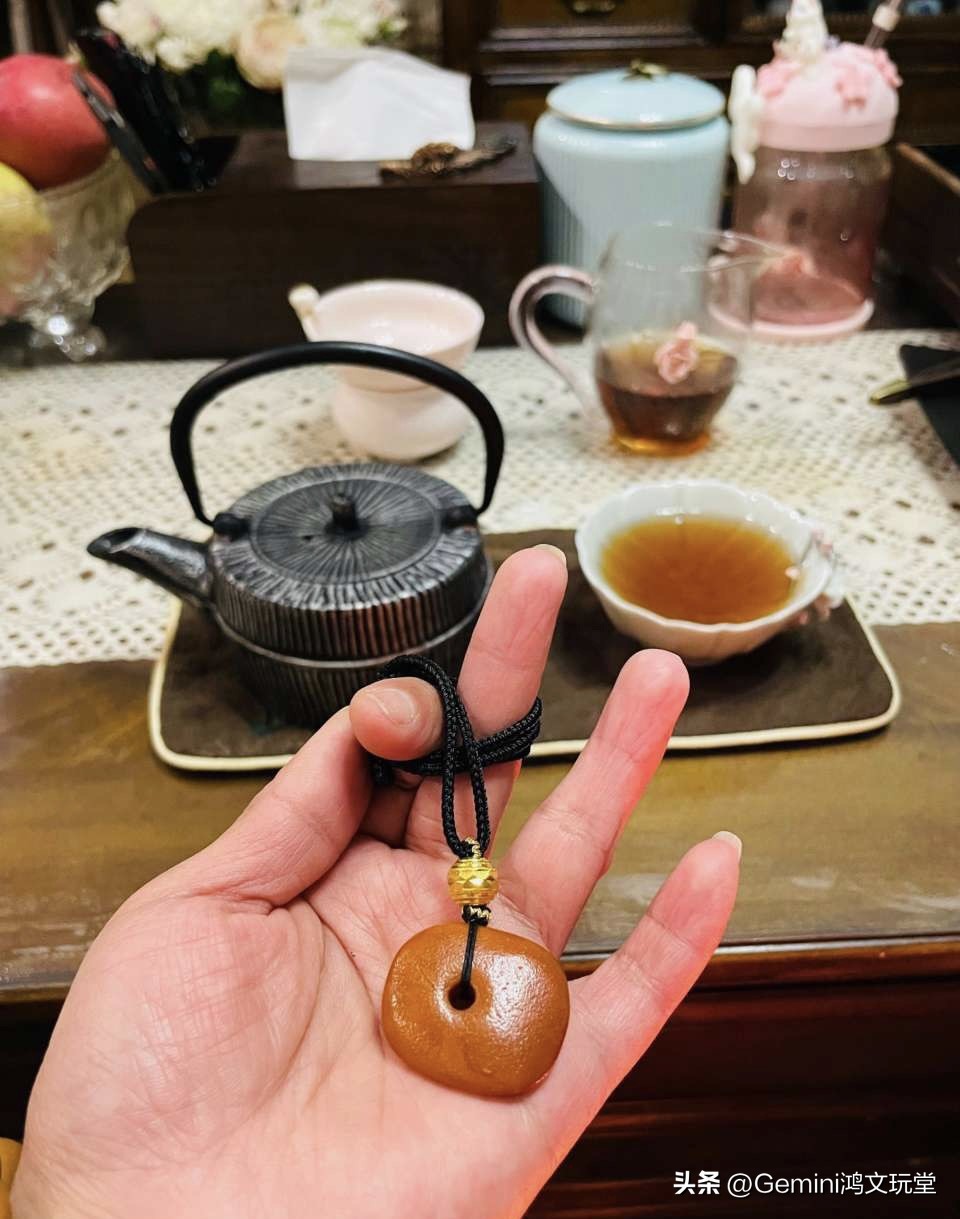 蜜蜡琥珀手串最简单的方法,如何把玩琥珀蜜蜡手串变亮呢