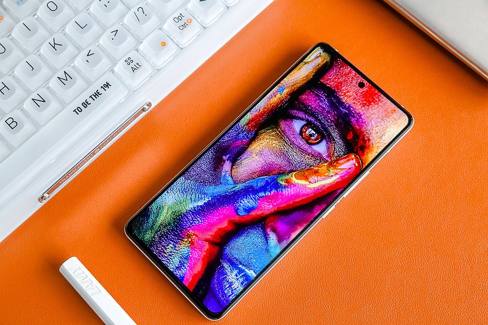 iqoo11骁龙8+2是超频版吗,iqoo11骁龙是不是满血版