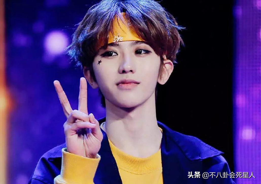 男人味也能“造假”？眉毛稀疏、画腹肌、贴鬓角，张艺兴差距最大