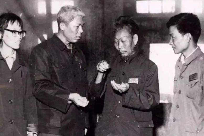 喝红酒醒酒好还是不醒酒好,红酒需要醒酒白酒需要醒酒吗