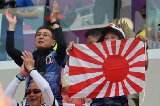 世界杯日本庆祝名场面,世界杯现场出现旭日国旗