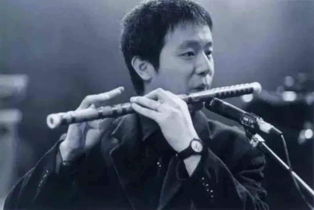 窦唯近照曝光显憔悴,窦唯现状曝光一改往日邋遢形象